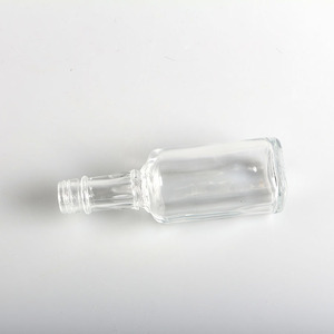 Botella de Vidrio Pequeña de 50 ml con Tapa para <span class=keywords><strong>Bebidas</strong></span> Alcohólicas, Jugos, Licores, Vino, Whisky, Muestras - Product Image 6