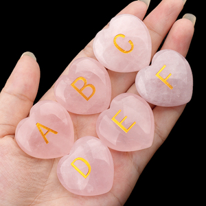Mini Adorno <span class=keywords><strong>de</strong></span> Cuarzo Rosa Natural en Forma <span class=keywords><strong>de</strong></span> Corazón con 26 Letras Grabadas, Piedra <span class=keywords><strong>de</strong></span> los Deseos Curativa para Decoración del Hogar, Bodas <span class=keywords><strong>y</strong></span> Manualidades - Product Image 1