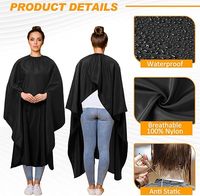 Cape de barbier professionnelle avec emmanchures Cape de coupe de cheveux noire avec fermeture à pression réglable Capes de salon imperméables