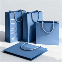 Sacs en papier kraft personnalisés pour le commerce de détail, sacs cadeaux pour vêtements, sacs d'emballage miniatures de luxe avec poignée, sacs en papier imprimés avec logos