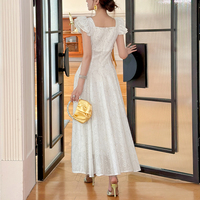 Robe longue élégante pour femme ZYHT 65450 en dentelle florale blanche unie, col carré à volants, taille naturelle, silhouette fluide