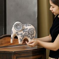 Figurine d'éléphant en céramique de porcelaine bleue et blanche, artisanat de style chinois, décoration moderne pour la maison, ornement artistique