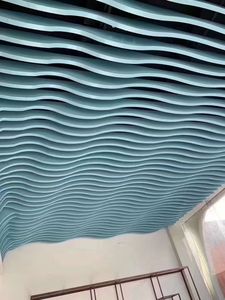 Plafond en alliage d'aluminium de forme carrée incurvée moderne pour plafond, série de déflecteurs en métal <span class=keywords><strong>imitation</strong></span> grain de bois - Product Image 2