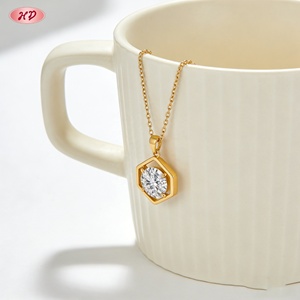 Collier en laiton plaqué or 18 carats avec pendentif hexagonal et zircon rond AAA pour femme, vente en gros Hengdian Joyeria - Product Image 4