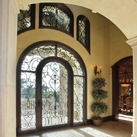 Portes doubles en fer forgé de style moderne avec impostes latérales pour villa