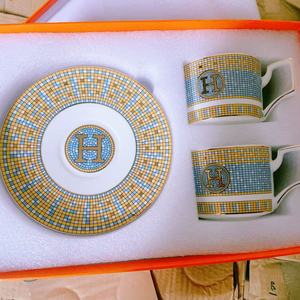 Juego <span class=keywords><strong>de</strong></span> Tazas <span class=keywords><strong>de</strong></span> Café <span class=keywords><strong>de</strong></span> Cerámica <span class=keywords><strong>de</strong></span> Alta Gama Marca H con Platos <span class=keywords><strong>de</strong></span> Postre <span class=keywords><strong>de</strong></span> Dos Niveles y Tazas con Diseño <span class=keywords><strong>de</strong></span> Caballo y Utensilios - Product Image 2