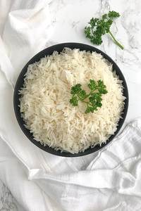 Arroz Blanco Esponjoso Servido en Tazón Negro con Adorno de Perejil Fresco - Product Image 4