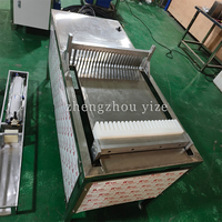 Machine de découpe de savon industrielle semi-automatique avec table pour la découpe de savon carré