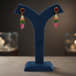Elegantes Pendientes de Oro con Piedra Roja, Cuentas Verdes y Detalles de Perlas |   Joyería Étnica Tradicional para Mujer - Product Image 6