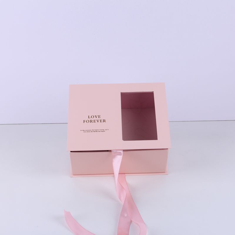 Boîte d'emballage vide rose