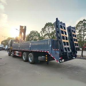 Camion de transport HOWO 8x4 avec grue à flèche articulée de 18 tonnes et rampe d'accès - Product Image 5