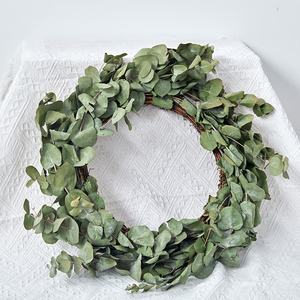 Couronnes d'<span class=keywords><strong>eucalyptus</strong></span> naturels Fleurs séchées Porte d'entrée Guirlandes de Noël pour la fête des mères et la Saint-Valentin - Product Image 2