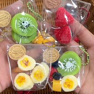 ของเล่นบีบสควิชชี่รูปผลไม้จำลอง บลูเบอร์รี่ สตรอว์เบอร์รี่ กีวี เนื้อนุ่มเหนียวพิเศษ ของเล่นบีบคลายเครียด สำหรับทุกวัย - Product Image 1