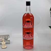 Bouteille en verre de 750 ml avec un fond encastré et un ensemble de bouchons disposés dans un motif pour sceller la bouteille à bouchon à vis.