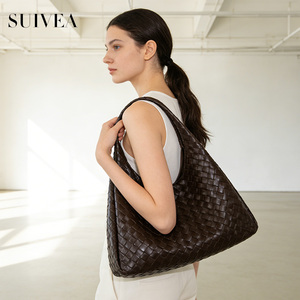 Venta Directa de Fábrica: Bolsos de mano con relieve estilo vintage, bolsos de hombro suaves y cómodos, y bolsos tipo cubo informales. - Product Image 5