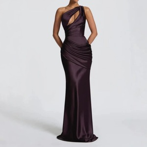 Abito lungo da sera elegante e chic da donna, monospalla, con cut-out e drappeggio, scollatura aperta sulla schiena, colore oliva, nuova collezione estiva 2026, all'ingrosso - Product Image 5