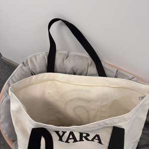 Sac fourre-tout en toile épissée noir blanc logo personnalisé grande capacité avec fermeture éclair pour une utilisation pratique - Product Image 3