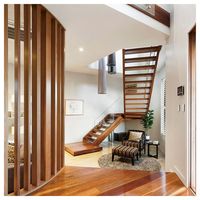 Escalier flottant moderne Prima avec poutre en acier au carbone et garde-corps en verre pour villa