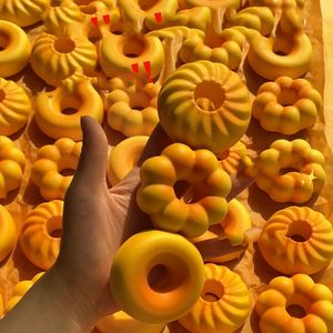 Donut Supersuave con Diseño en Forma de Pétalo, Juguete Antiestrés de PU de Rebote Lento, Regalo para Niños y Adultos, Juguete de Descompresión - Product Image 1