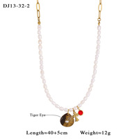 Collier ras du cou en perles d'eau douce plaqué or 18 carats avec pendentif en pierre précieuse naturelle et perle baroque irrégulière, accent cristal rouge