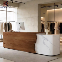 Comptoir de réception en bois et pierre bicolore, comptoir de caisse moderne en marbre courbé pour boutique de vêtements