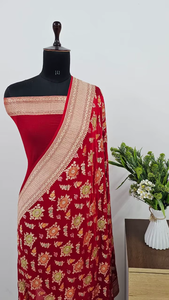 Sari en soie bleu roi et rouge avec broderie florale et bordure en zari argenté, tenue de mariage indienne traditionnelle pour femmes - Product Image 4