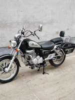 Motocyclette cruiser vintage Haojuee Suzuki GZ150-A 150cc refroidie par air avec des boîtes latérales rigides