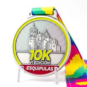 Medaglia da Finisher Esquipulas 10K 6a Edizione con Rilievo Storico della Chiesa e Nastro Tie-Dye per Eventi Culturali di Corsa - Product Image 1