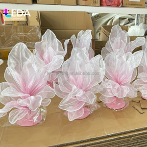 LEDA Centre de table géant fait main en organza pour mariage, support de fleurs personnalisé en gaze de soie rose pour banquets et réceptions - Product Image 2