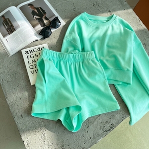 Conjunto Deportivo <span class=keywords><strong>de</strong></span> Verano para <span class=keywords><strong>Mujer</strong></span> <span class=keywords><strong>de</strong></span> Alta Calidad, con Logotipo <span class=keywords><strong>de</strong></span> Diseñador Famoso, Sudadera y Pantalones Cortos <span class=keywords><strong>de</strong></span> Algodón, Traje <span class=keywords><strong>de</strong></span> Dos Piezas para Hacer Ejercicio - Product Image 4