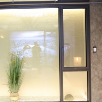 Fenêtre à battant en alliage d'aluminium à rupture de pont thermique, insonorisée, double vitrage, design haut de gamme, pour maison, villa, hôtel, fabriquée en Chine