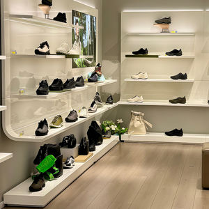 Espositori su Misura per Negozi di Scarpe e Borse, Scaffali e Vetrine in Legno per Negozi al Dettaglio Moderni - Product Image 4