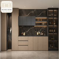 Armoire à vin sur mesure pour salle à manger, avec rangement intégré du sol au plafond, porte en verre et éclairage LED