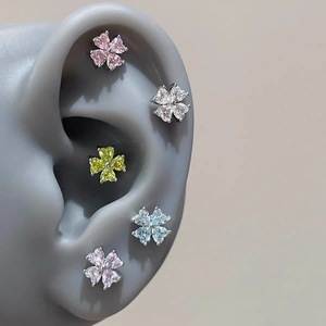 Boucles d'oreilles clous trèfle à quatre feuilles en alliage de titane, zircon en forme de cœur, bijoux de piercing pour cartilage d'oreille en forme de fleur, cadeau - Product Image 4