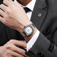 Montre Homme à Quartz 38mm avec Bracelet en Acier, Élégante et Lumineuse, Ornée de Diamants, Cadran Carré, Fermoir Papillon