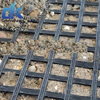 Géogrille biaxiale en polyester tricotée chaîne 80kN 100kN pour le renforcement de la construction routière et les murs de soutènement