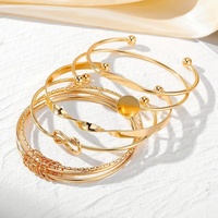 Ensemble de bracelets ouverts multi-styles en or, minimalistes, avec disques texturés noués, empilables et ajustables, bijoux de poignet tendance