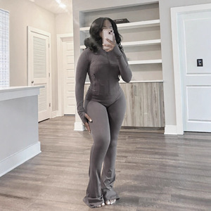 Ensemble de sport deux pièces personnalisé pour femme avec logo, ensemble de yoga respirant en polyester et élasthanne avec pantalon à fermeture éclair - Product Image 3