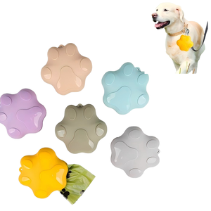 Distributeur de sacs à déjections canines en silicone en forme de patte, mignon et personnalisé, pour la promenade en extérieur - Product Image 1