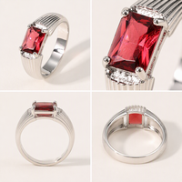 Mylove Maßgefertigter Schmuck Messing Silberbeschichtet Smaragdschliff Rubinroter CZ-Stein Gerippter Breiter Ring für Frauen Jubiläumsgeschenk
