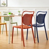 Chaise longue d'extérieur en métal personnalisable, couleurs au choix, design moderne et minimaliste, structure ajourée pour salles à manger domestiques