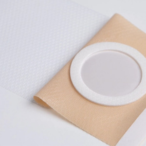 Tissu élastique en gel de silicone avec patch à points d'acupuncture bouclés, doux, respirant, tissu élastique en gel de silicone couleur chair - Product Image 1