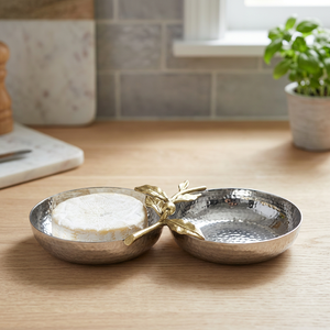 Plateau de service rond en acier inoxydable martelé avec poignée en forme de feuille dorée pour les réceptions et les dîners - Product Image 4