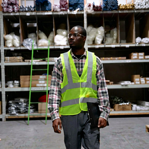 Gilet de sécurité réfléchissant pour homme, col en V, vêtement d'extérieur décontracté, tenue de travail d'automne, léger, respirant, en polyester gris avec bande jaune - Product Image 1