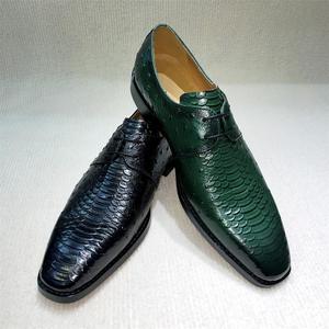 Chaussures Oxford pour hommes personnalisées, de haute qualité, luxueuses, uniques, à motif serpent, élégantes, pour les occasions spéciales, chaussures en cuir pour hommes et chaussures Oxford. - Product Image 2