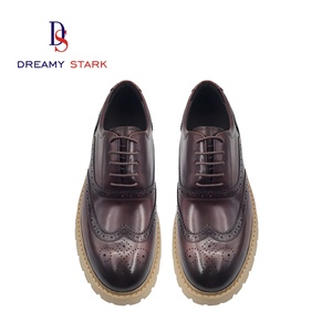 Chaussures habillées en cuir pour hommes, fabriquées à la main en Italie, de haute qualité, avec logo personnalisé, éléments sculptés et lacets. - Product Image 3