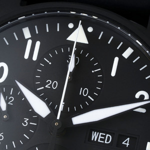 Kast van zwart titaniumlegering, met een wijzerplaat met drie wijzers en een kalenderweergavefunctie. Automatisch mechanisch herenhorloge. - Product Image 2