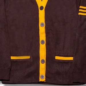 Cardigan Iota Phi Theta en gros, noir, tricoté en acrylique, pour homme, avec bordure jaune, fermeture boutonnée, personnalisé, respirant, pour fraternité - Product Image 4