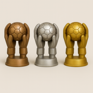 Trophée <span class=keywords><strong>de</strong></span> <span class=keywords><strong>gardien</strong></span> <span class=keywords><strong>de</strong></span> <span class=keywords><strong>but</strong></span> personnalisé WeiVista en résine, gants <span class=keywords><strong>de</strong></span> football, récompense, usine OEM - Product Image 1