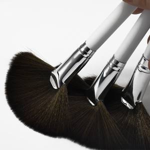 <span class=keywords><strong>Pinceau</strong></span> <span class=keywords><strong>de</strong></span> <span class=keywords><strong>fond</strong></span> <span class=keywords><strong>de</strong></span> <span class=keywords><strong>teint</strong></span> en forme d'éventail <span class=keywords><strong>pinceau</strong></span> <span class=keywords><strong>de</strong></span> masque facial cosmétique en nylon doux - Product Image 2